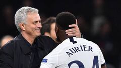 Jose Mourinho abraza a Aurier despu&eacute;s de la victoria del Tottenham por 4-2 ante el Olympiacos. 