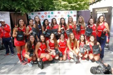 La selección chilena femenina de hockey presentó su nueva indumentaria, con la presencia del técnico Cachito Vigil y algunas de sus figuras.