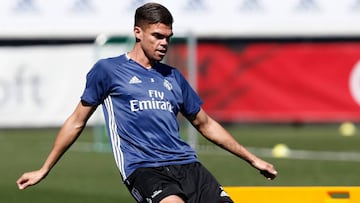 El Madrid se entrena tras el derbi con Pepe tocando balón
