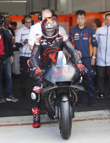 Lorenzo saliendo de boxes para probar por primera vez la Honda en el Ricardo Tormo de Cheste.