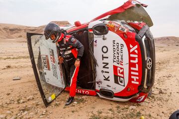 Así ha sido el revolcón de Lategan y su copiloto Cummings Brett durante los primeros kilómetros de la especial. Lategan ha sido trasladado al hospital con una fractura de clavícula provocada por el accidente. 