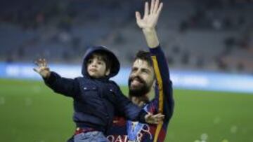Gerard Piqu&eacute; saluda a los fans, con su hijo en brazos, luego de ganar el Mundial de Clubes en Jap&oacute;n el 20 de diciembre. EFE