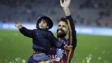 Gerard Piqué saluda a los fans, con su hijo en brazos, luego de ganar el Mundial de Clubes en Japón el 20 de diciembre. EFE