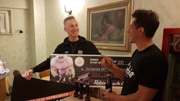 El ciclista dan&eacute;s Lars Bak posa con el premio al ciclista m&aacute;s pesado en coronar el Stelvio en la iniciativa creada por el Stelvio Experience Bicycle Cafe.