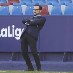 Con el colmillo afilado