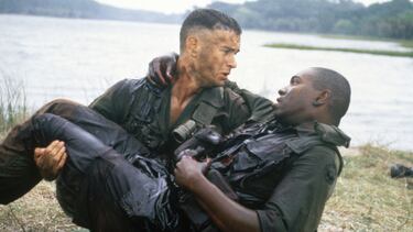 Bubba Blue (Mykelti Williamson) es el mejor amigo de Forrest en Vietnam, un chico sencillo cuyo mayor sueño era tener un negocio de camarones con él. Durante un ataque en la jungla, Bubba muere en brazos de Forrest, susurrándole que le gustaría estar en casa. Su muerte es la pérdida de una inocencia pura, truncada por una guerra absurda.

