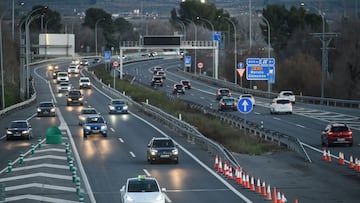 Varios coches circulan por la autovía A-3, a 7 de enero de 2024, en Rivas-Vaciamadrid, Madrid (España). La DGT prevé unos tres millones de desplazamientos por carretera en la última fase de la Operación de tráfico de Navidad, en unos días caracterizados por el mal tiempo presente en muchas provincias, habiendo previsión de nevadas según la AEMET, por lo que la organización cuenta con la máxima disponibilidad tanto de medios humanos como técnicos y pide extremar la precaución en los desplazamientos. Desde que comenzó la Operación especial de tráfico de Navidad, el pasado viernes 22 de diciembre, 47 personas han perdido la vida en siniestros de tráfico.
07 ENERO 2024;COCHE;OPERACIÓN RETORNO;;PIXELADA
Gustavo Valiente / Europa Press
07/01/2024