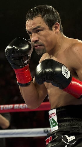 ‘Dinamita’ tuvo su mejor etapa como boxeador después de los 35 años. En 2007 ganó el título Superpluma del CMB, en 2009 los títulos vacantes WBO y AMB en Peso Superligero y en 2012, frente al filipino Manny Pacquiao, se alzó con el título de Campeón de la Década otorgado por la WBO. El pasado mes de agosto colgó los guantes encordados a los 43 años y lo hizo como uno de los mejores boxeadores de la historia de México.