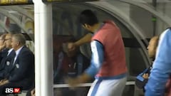 Luis Suarez loses it on the Uruguay bench - Copa America