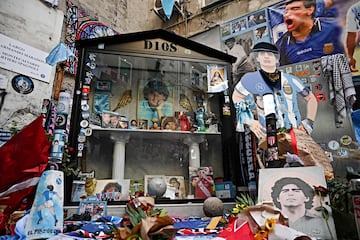 Altar organizado, como homenaje a Diego Maradona, por aficionados napolitanos en Quartieri Spagnoli, en el centro de Nápoles.