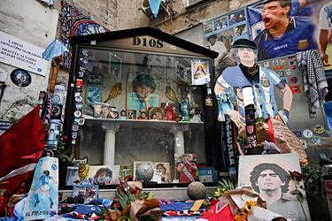 Altar organizado, como homenaje a Diego Maradona, por aficionados napolitanos en Quartieri Spagnoli, en el centro de Nápoles.
