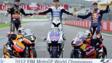CAMPEONES 2012. Cortese y Márquez sólo pudieron lucir el uno en la foto de los campeones de Cheste.
