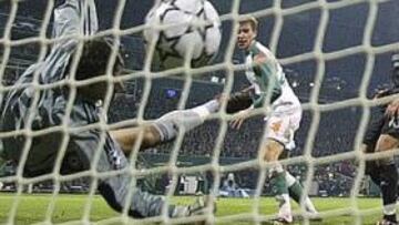 <b>REGALITO.</b> El gol de Mertersacke llegó tras un tremendo despiste de la defensa del Chelsea.