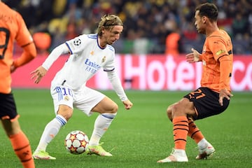 La participación del croata en el partido contra el Shakhtar le hizo rebasar a Sanchís. tras cumplir 36 supero los 400 partidos con la camiseta blanca. Modric, que renovó hasta junio de 2022, acaba de superar a Chendo, Miguel Muñoz y Amancio en el ranking de veteranos y en el top-20 de futbolistas con más partidos jugados para el Real Madrid.