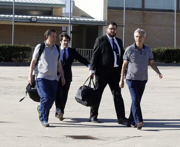 Ángel María Villar y su hijo Gorka saliendo de la prisión de Soto del Real.