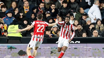 VALENCIA, 04/02/2026.- El delantero del Athletic Club, Iñaki Williams (d), tras conseguir el segundo gol del equipo bilbaino durante el partido de cuartos de final de la Copa del Rey de fútbol entre el Valencia y el Athletic Club, este miércoles en el estadio de Mestalla. EFE/ Ana Escobar