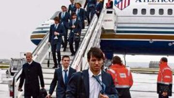 <b>EL PRIMERO. </b>Agüero encabezó la expedición rojiblanca al bajar del avión en el aeropuerto marsellés.