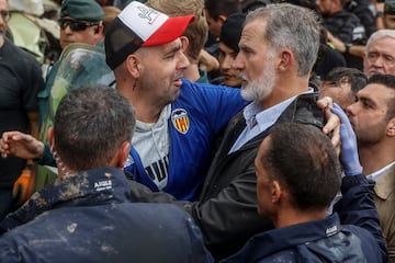 El Rey Felipe VI es abrazado por un vecino en Paiporta, Valencia.