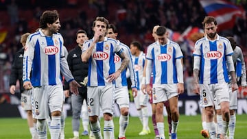 MADRID, 21/02/2026.- Los jugadores del Espanyol al finalizar el partido de la jornada 25 de LaLiga que Atlético de Madrid y RCD Espanyol disputaron este sábado en el Metropolitano. EFE/ Sergio Pérez