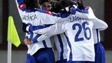 <B>PATINAJE.</B> Las bajas temperaturas han convertido el césped en una pista de patinaje.