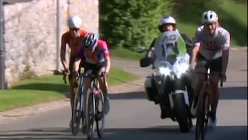 Momento en el que las cámaras de televisión captan a un ciclista aficionado colándose con su bicicleta durante la disputa de la Lieja-Bastoña-Lieja femenina.