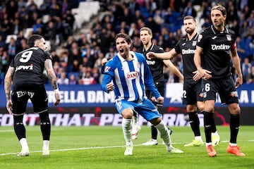 El central es un seguro a baln parado y ante el Legans conect un gran cabezazo ante el que nada puedo hacer el portero del Legans. 