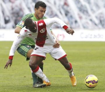 Kakuta, del Rayo Vallecano y Cabral, del Celta de Vigo, disputan el balón durante el partido de Liga de la duodécima jornada en Primera División que el Rayo Vallecano y el Celta de Vigo disputan hoy en el estadio de Vallecas. 