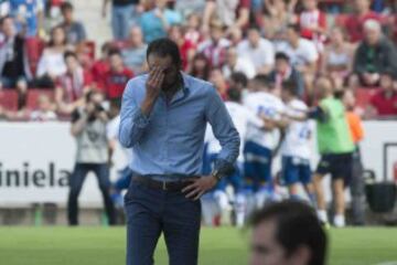 Machín se lamenta tras un gol del Zaragoza.