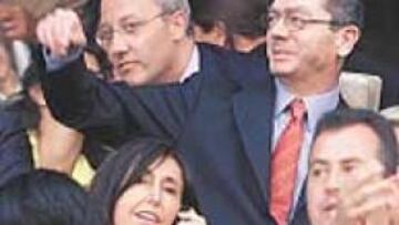 <b>VISITANTES DE LUJO. </b>Eduardo Zaplana y Alberto Ruiz Gallardón, en la primera fila de palco, junto a Enrique Cerezo. Luis Aragonés junto a Adelardo y Gárate. El juez Garzón, conocido azulgrana, no se perdió la cita.