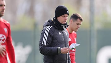 Alessio Lisci, técnico del Mirandés, durante un entrenamiento de los rojillos.