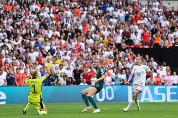 Ella Toone marca el 1-0 para Inglaterra. 
