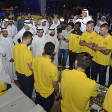 Sheik Mansour Bin Al-Nahyan con los jugadores.