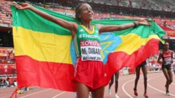 Mare Dibaba celebra su victoria en la maratón femenina.
