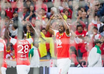 Santa Fe y Millonarios se enfrentaron en el estadio El Campín por la décima fecha de la Liga Águila II-2017, jornada de clásicos regionales en el fútbol colombiano.