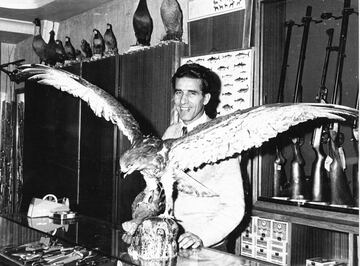 Federico Martín Bahamontes en su tienda de deportes.