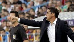 El entrenador del Zaragoza, Manolo Jim&eacute;nez, gesticula desde la banda durante el partido ante el Barcelona.