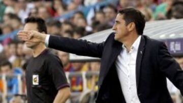 El entrenador del Zaragoza, Manolo Jim&eacute;nez, gesticula desde la banda durante el partido ante el Barcelona.