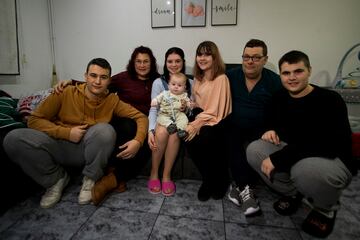 Àlex, Bàrbara, Karyna, su hijo Leo, Cinta, Jordi y Ruben posan para AS en su hogar.