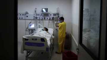 A doctor takes care of a patient in an Intensive Care Unit (ICU) during the spread of the coronavirus disease (COVID-19), at the Dr. Alberto Antranik Eurnekian hospital, in Ezeiza, on the outskirts of Buenos Aires, Argentina June 24, 2020. Picture taken June 24, 2020. REUTERS/Agustin Marcarian