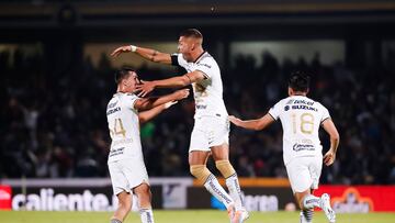 MEX00. CIUDAD DE MÉXICO (MÉXICO), 27/07/2022.- El jugador de Pumas Nicolás Freire (c) celebra una anotación ante Mazatlán hoy, durante un partido de la jornada cinco del Torneo Apertura del fútbol mexicano en el Estadio Olímpico Universitario de la Ciudad de México (México). EFE/José Méndez
