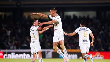 MEX00. CIUDAD DE MÉXICO (MÉXICO), 27/07/2022.- El jugador de Pumas Nicolás Freire (c) celebra una anotación ante Mazatlán hoy, durante un partido de la jornada cinco del Torneo Apertura del fútbol mexicano en el Estadio Olímpico Universitario de la Ciudad de México (México). EFE/José Méndez
