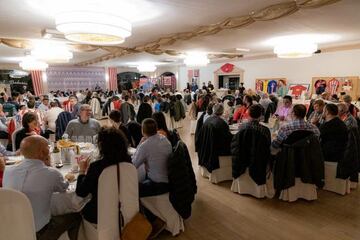 Momento de la cena de gala celebrada el viernes en el Hotel Bedunia de La Bañeza, León, por el 25 y 26 aniversario de la peña rojiblanca Un Sentimiento.