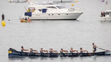 SAN SEBASTIÁN, 01/09/2024.- La trainera de Urdaibai (en la imagen), confirmó en la primera jornada de la Bandera de La Concha que es el firme candidato a revalidar su título de 2023, se exhibió en una tanda en la que no encontró rival y su adversario surgió del otro grupo, con un bote de Zierbena al que aventaja en 14 segundos de cara al próximo y definitivo domingo en la bahía de San Sebastián. EFE/Juan Herrero