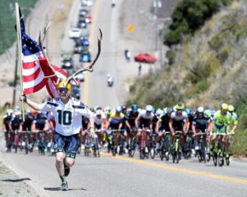 Dory Holte corre por delante del pelotón en una subida durante la cuarta etapa del Tour de Amgen 2015 de California