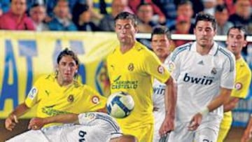 <b>LOS MADRIDISTAS, CONDENADOS ATRÁS. </b>Cannavaro intenta despejar en escorzo en una de las llegadas del Villarreal.