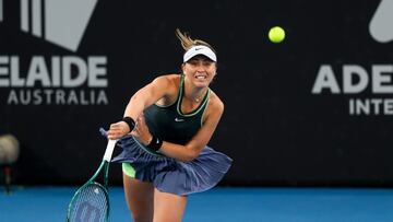 Adelaide (Australia), 08/01/2024.- Paula Badosa of Spain in action during her first round match against Bernarda Pera of USA at the Adelaide International tennis tournament in Adelaide, Australia, 08 January 2024. (Tenis, España, Adelaida) EFE/EPA/MATT TURNER AUSTRALIA AND NEW ZEALAND OUT EDITORIAL USE ONLY EDITORIAL USE ONLY