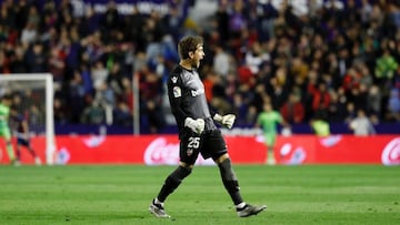 Aitor Fernández celebra con la grada del Ciutat.