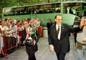 En junio de 1998, Lopera festejó su primer título como presidente. Fue la Supercopa de España juvenil. En la imagen, la expedición del Real Betis acude al Ayuntamiento de Sevilla para ofrecer el título a la ciudad hispalense.