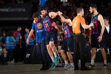 Álex Abrines se retira de la pista tras su lesión.