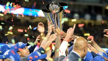 Estados Unidos festeja tras ganar el Clásico Mundial de Béisbol en 2017.